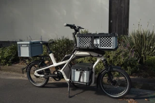 Alle drei Ladeflächen des Ca Go CS sind mit Kisten beladen