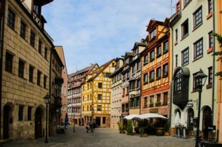 Nürnberger Altstadt. Alte bunte Gebäude aneinandergereiht.