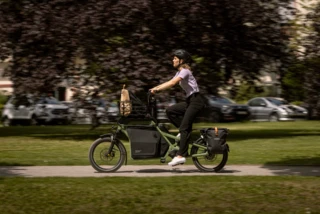 Frau fährt it CS Vario durch einen Park