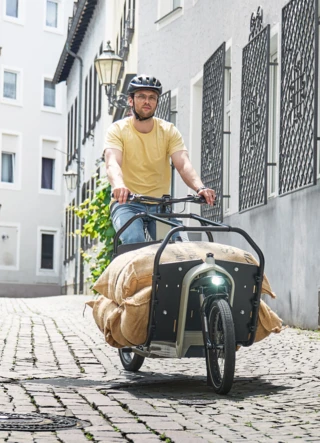 Man fährt FS200 Vario mit Kaffeesäcken