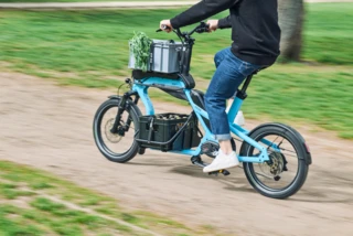 Jemand fährt mit einem Ca Go CS über einen Fahrradweg.