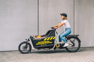 Frau fährt mit dem Ca Go FS200 Life Family. Auf der Box ist das Magura IBS Logo aufgedruckt.