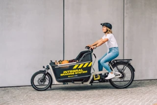 Frau fährt mit dem Ca Go FS200 Life Family. Auf der Box ist das Magura IBS Logo aufgedruckt.