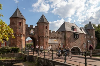 Historische land- en waterpoort van de Koppelpoort in Amersfoort.