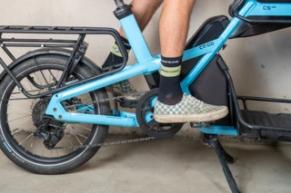Demonstration der richtigen Fußposition auf dem Fahrrad