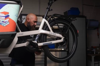 Olaf von Ca Go wartet die Bremsen des Ca Go FS Life von Lennart