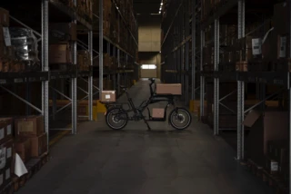 Mit Kartons beladenes Ca Go CS in einem Lagergang