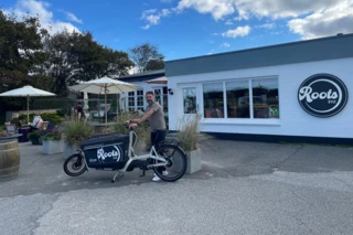 Dietmar Priewe auf seinem Ca go FS Life vor dem "Roots"