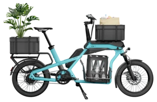 Beladenes CS. Auf dem Front Rack steht eine Box, im Center Rack eine Wasserkiste. Auf dem Real Rack steht eine Box mit einer Pflanze.