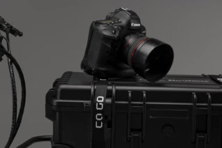 Kamera liegt auf einem Transportkoffer, der auf dem Front Rack des Ca Go CS montiert ist.