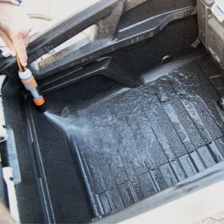 Die Box des FS200 Life wird mit einem Wasserschlauch gereinigt