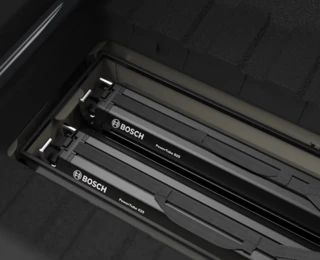 Nahaufnahme der Bosch PowerPacks 625 Wh und der DualBattery-Option.