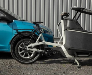 Ein FS Life und ein blauer Kleinwagen stehen zum Vergleich nebeneinander.