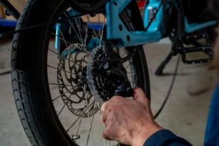 Fahrradkette wird aufs Ritzel gezogen