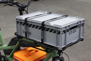 Auf dem Front Rack des CS ist eine Eurobox mit Spanngurten gesichert