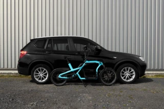 Ca Go CS vor einem schwarzen Auto geparkt.