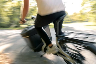 Nahaufnahme von jemandem, der ein Ca Go FS Life fährt.