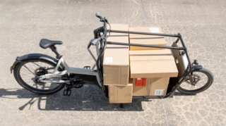 FS Vario, das mit einigen Paketen beladen ist.