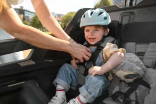 Mädchen angeschnallt im Kindersitz in der Ca Go-Box.