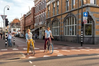 Koppel met fietsen lacht gelukkig in Haarlem