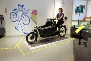 Eine Frau sitzt auf dem FS200 Life bei der Rückenwind Ausstellung in Berlin