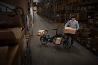 Lagermitarbeiter belädt Ca Go CS mit Kartons