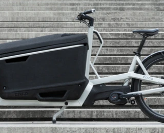 Nahaufnahme eines FS Life um den EasyGrip und Standfuß gut erkennen zu können.