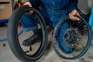 Mantel und Felge werden nebeneinander gezeigt