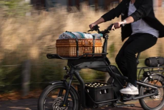 Beladenes CS. Auf dem Front Rack ist ein Korb beladen. Im Center Rack steht eine Getränkekiste.