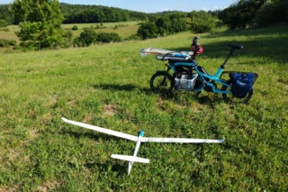 Vor dem Ca Go CS ist ein Modellflieger aufgebaut