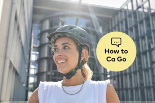 Lächelnde Frau mit Fahrradhelm. Daneben die Aufschrift "How to Ca Go"