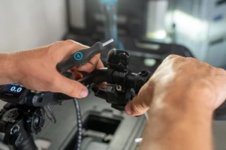 Mann sitzt in seiner Heimwerkstatt auf Ca Go CS