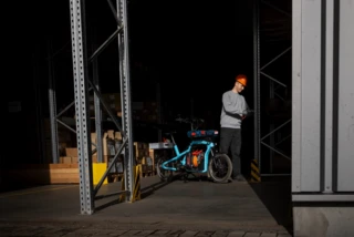 Lagermitarbeiter mit Ca Go CS in einer Lagerhalle