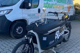 Ca Go FS Life mit "Roots" Folierung. Auf dem Boxdeckel ist ein kleines Skelett platziert.