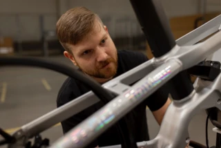 Ca Go Monteur prüft Rahmen des Ca Go x Rouleur CS