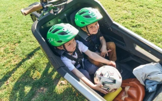 Zwei Kinder sitzen mit 5-Punkt-Gurt angeschnallt in einer Sicherheitsfahrgastzelle des FS Life.
