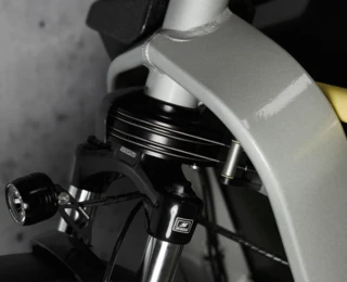 Nahaufnahme einer redundanten Seilzuglenkung.