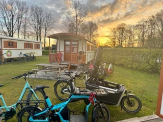 Sonnenaufgang am Campingplatz während der Schokofahrt. Im Vordergrund sind das FS Life und das CS geparkt.