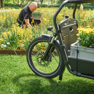 FS Vario neben einem Blumenbeet