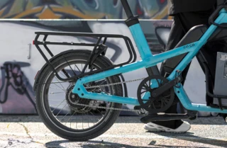 Blaues Ca Go CS mit Fokus auf dem Hinterrad. Das Fahrrad hat eine Kette.
