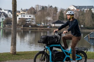 Mann fährt mit dem Ca Go CS und hat Kopfhörer in den Ohren