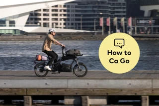 Mann fährt mit Ca Go CS am Wasser entlang. Daneben die Aufschrift "How to Ca Go"