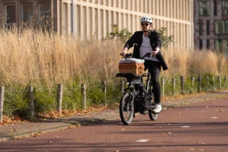 Mann fährt mit Ca Go CS einen Radweg entlang