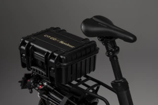 Transportkoffer auf dem Rear Rack des Ca Go CS. Darauf ist die Aufschrift "Ca Go x Rouleur" abgedruckt