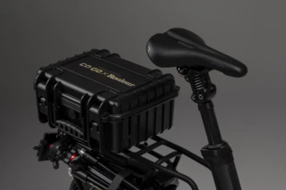 Transportkoffer auf dem Rear Rack des Ca Go CS. Darauf ist die Aufschrift "Ca Go x Rouleur" abgedruckt