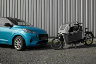 Ein Ca Go FS Life und ein Auto stehen zum Vergleich nebeneinander.