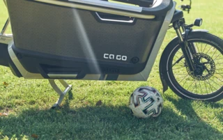 Nahaufnahme des FS Life, um den tiefen Schwerpunkt des Lastenrads hervorzuheben.