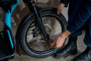 Vorderrad des Ca Go CS wird eingebaut