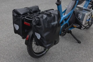 Am Rear Rack vom CS sind zwei Packtaschen befestigt