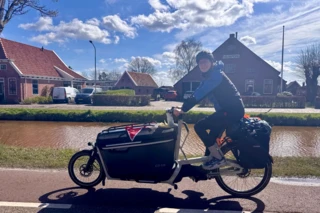 Fahrerin aus dem Schokofahrt Team fährt mit dem FS Life an einem Kanal entlang.